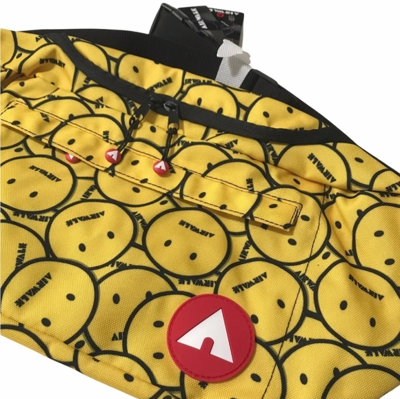 NWT Airwalk oversized waist bag/fany pack yellow with Airwalk smiley faces - Picture 6 of 8